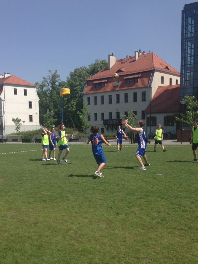 Uczniowie IV LO zasady gry w korfball przybliżali mieszkańcom Bydgoszczy podczas meczu na Wyspie Młyńskiej