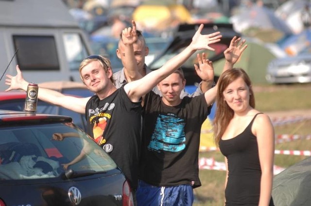 Woodstockowicze już czekają na rozpoczęcie 18. Przystanku Woodstock. Start o 15.00 na dużej scenie festiwalu.