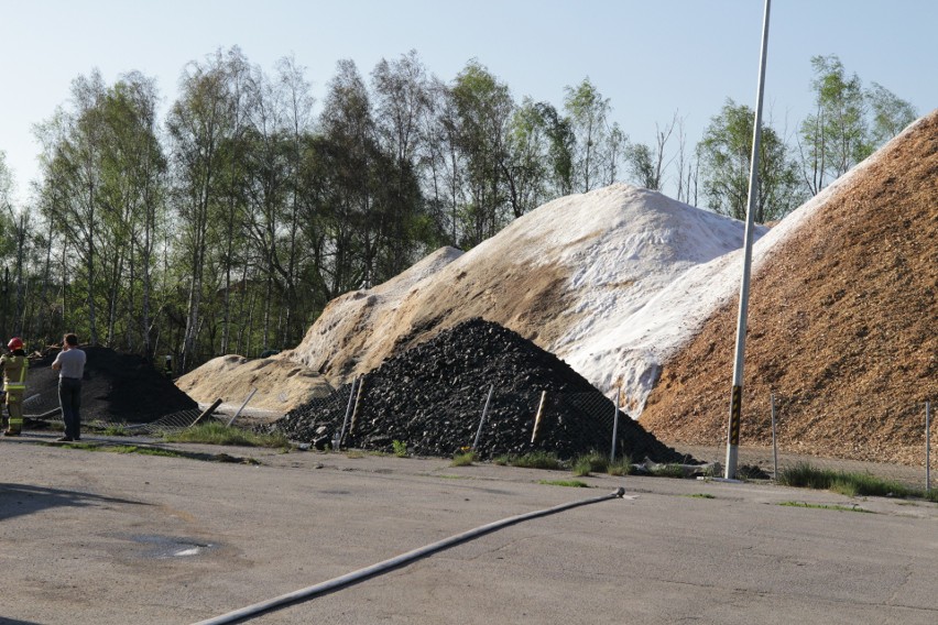 Ogień zajął składowisko trocin o pow. 2500 metrów...