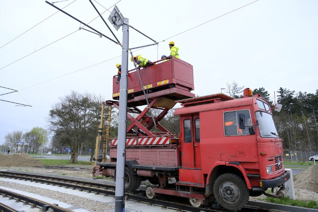 Budowa linii tramwajowej między centrum Torunia a osiedlem Jar - sieć trakcyjna na ulicach Polnej, Ugory i Strobanda montowana jest ze specjalnego, poruszającego się po torach, pojazdu