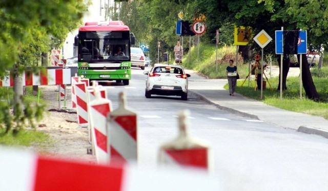 Na Sławinkowskiej trwają prace przy nowej nawierzchni jezdni