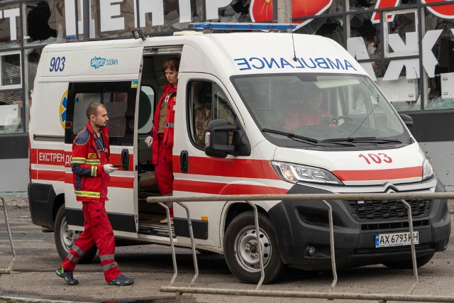 Karetka pogotowia w miejscu rosyjskiego ataku rakietowego w Charkowie, 21 bm. Podczas ostrzału co najmniej trzy osoby poniosły śmierć, a 23 zostały ranne.