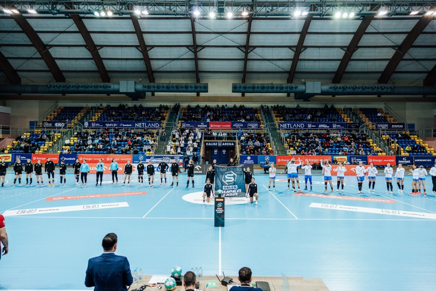 Handball JKS Jarosław (czarne stroje) wygrał w Kaliszu.