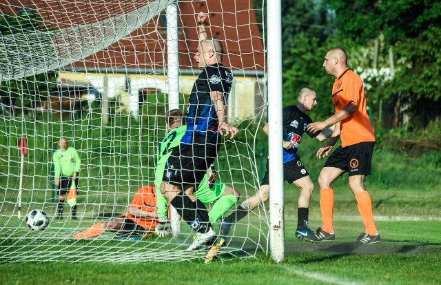 W zaległym meczu z 17. kolejki A klasy SP Zawisza Bydgoszcz we wtorkowe popołudnie podejmował w Potulicach Victorię Niemcz. Wygrana 3:0 daje bydgoskiej drużynie 9-punktową przewagę nad drugą w tabeli Falą Świekatowo. Bramki zdobyli: 1:0 Kot (34), 2:0 Janiszewski (66-głową), 3:0 Kot (69). W 43 minucie sędzia podyktował rzut karny dla Victorii. Goście wyszli z kontrą i bramkarz Zawiszy sfaulował Olszanowskiego. Jednak po chwili Niwiński zrehabilitował się, broniąc uderzenie Siemaszki z 11 metrów! ZOBACZ ZDJĘCIA Z MECZU i KIBICÓW >>>