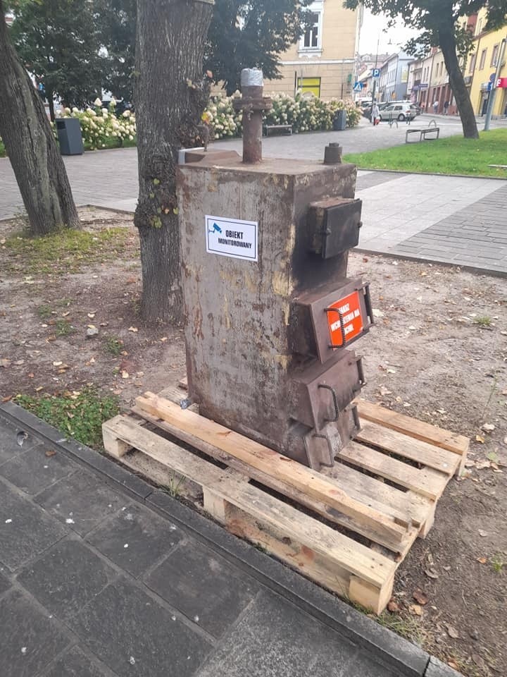 Pomnik kopciucha stanął na rynku w Skawinie i pozostanie tam...