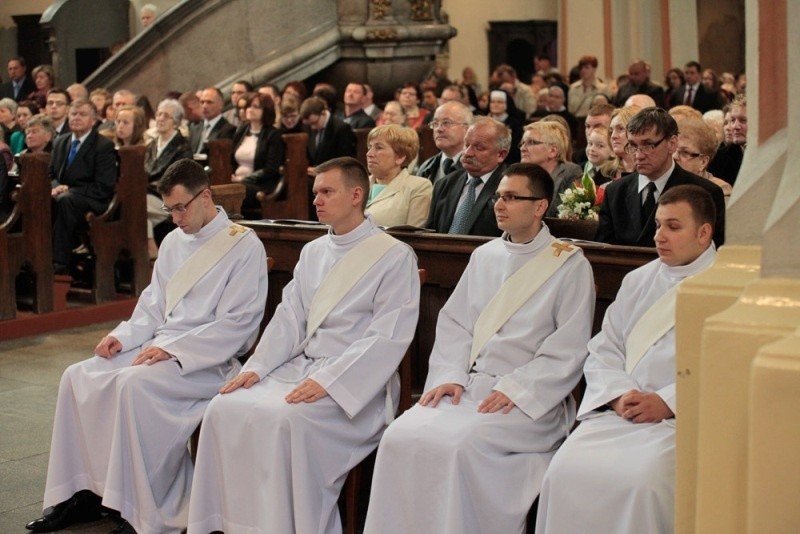 Ośmiu nowych księży wyświęcił biskup Andrzej Czaja