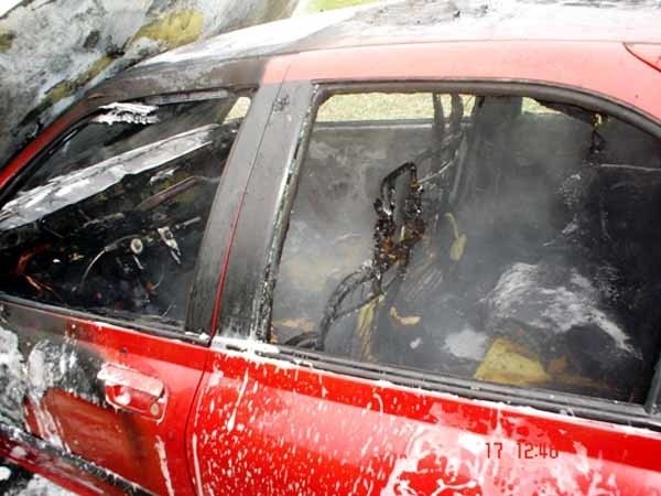 Ogień dotarł także do wnętrza pojazdu