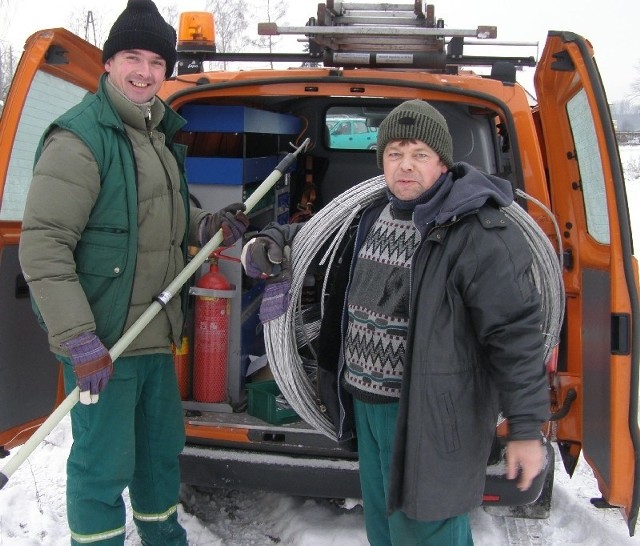 Monterzy Marek(z prawej) i Zbigniew mieli wczoraj dość - szczególnie, że przez kilkanaście godzin na mrozie usuwali awarie.