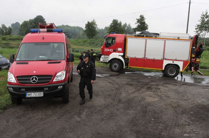 Przygotowania straży się wydobycia awionetki ze st