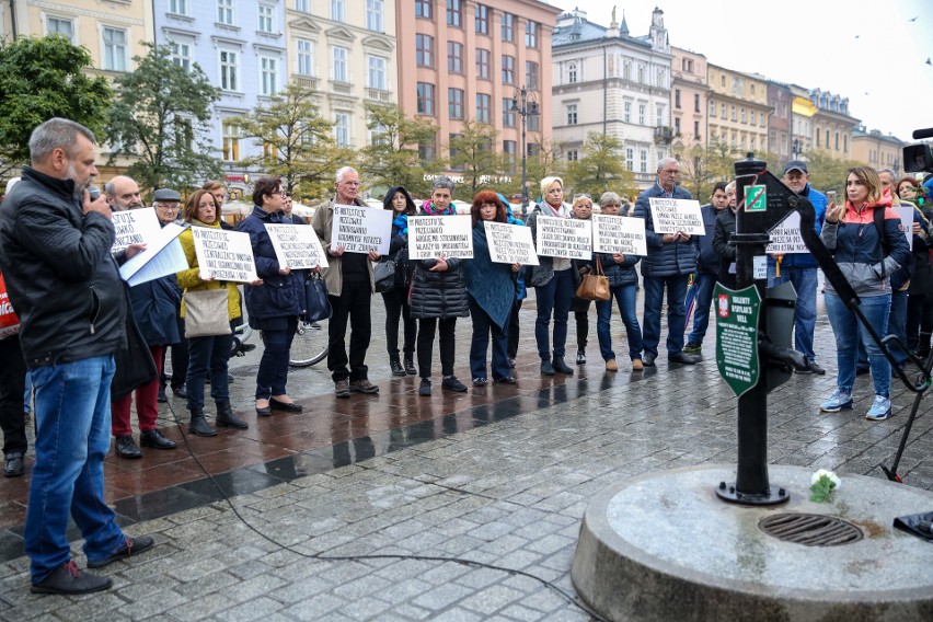 Kraków. Demonstracja w geście solidarności z mężczyzną, który podpalił się w Warszawie