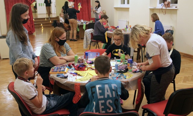 Spotkanie w teatrze o wieczornej porze . Tym razem zaproszenie na spektakl „Niesamowite przygody 10 skarpetek” w wykonaniu Teatru Muzycznego z Torunia, a po spektaklu  Skarpetkowe warsztaty.  Był to wieczór rodzinny, gdzie bez ograniczeń wiekowych zobaczyliśmy przedstawienie, a później w niewielkich grupach – rodzic z dziećmi – wyczarowaliśmy Skarpetkowe stworki.Na zakończenie wszystkie „rodzinne drużyny” zaproszone do studia fotograficznego, żeby uwiecznić ich twórcze działania .