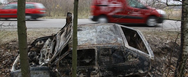 Opel w rowie intrygował kierowców, w końcu ktoś go spalił.