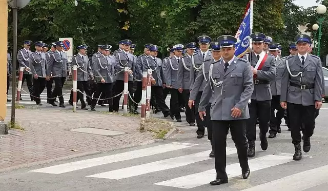 Po mszy świętej policjanci i uczestniczący w nabożeństwie goście przedefilowali ulicami miasta. Defiladę prowadzi komisarz Grzegorz Michorek.