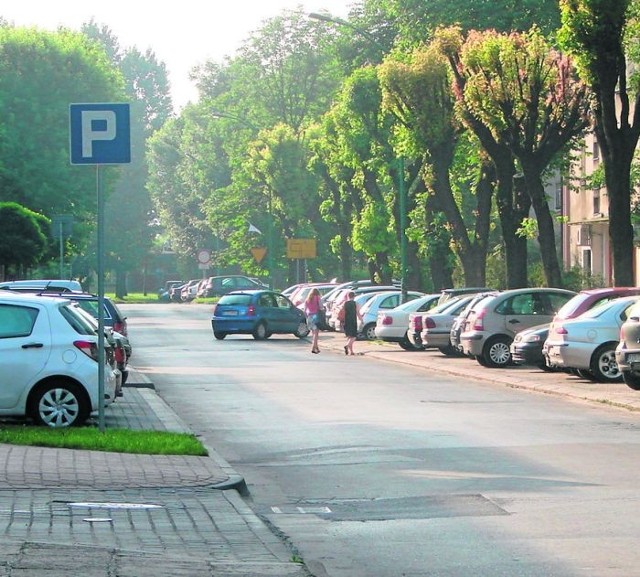 Parking przy starostwie. Piątek, kilka minut przed godz. 14