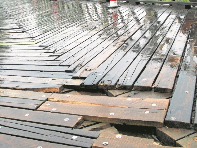 Cała drewniana nawierzchnia mostu w Lubostroniu zniknie w ciągu kilku najbliższych dni
