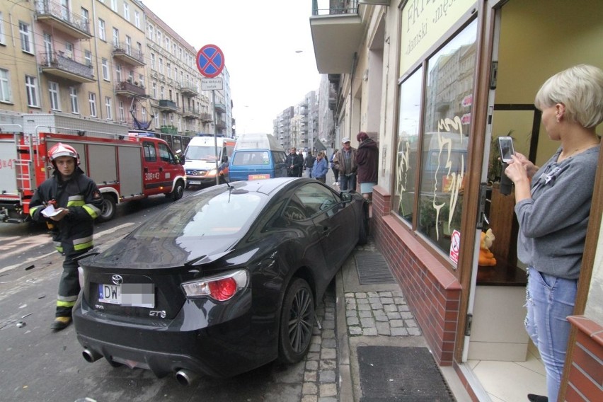 Wypadek na Jedności Narodowej. Po zderzeniu skody i toyoty...