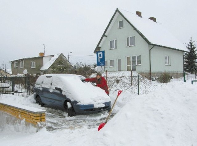Andrzej Ginelli ma wyznaczone miejsce parkingowe dla osoby niepełnosprawnej. Nie mógł z niego wyjechać, bo administracja zgarniała tu śnieg z ulicy. O pomoc w odśnieżaniu musiał prosić sąsiadów.