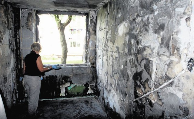 Właścicielka mieszkania na osiedlu  Milenium ogląda skutki tragicznego pożaru