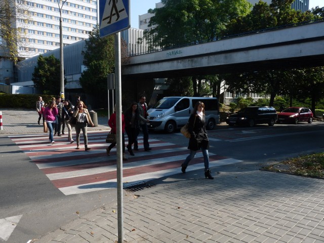 Odkąd UMCS zamknął kładkę biegnącą nad ul. Sowińskiego, na drodze tworzą się jeszcze większe korki.