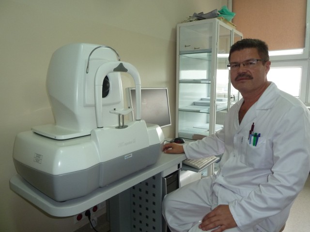 Dr Jacek Urbaniak przy urządzeniu do tomografii optycznej