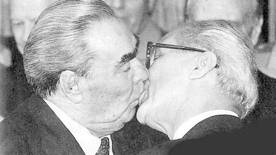 Jeden z najbardziej namiętnych pocałunków XX wieku .
