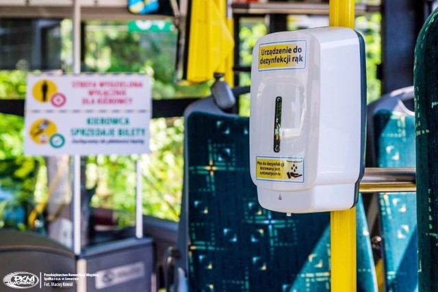 W autobusach PKM Jaworzno pojawiły się dozowniki z płynem do dezynfekcji rąk. Zobacz kolejne zdjęcia. Przesuń zdjęcia w prawo - wciśnij strzałkę lub przycisk NASTĘPNE