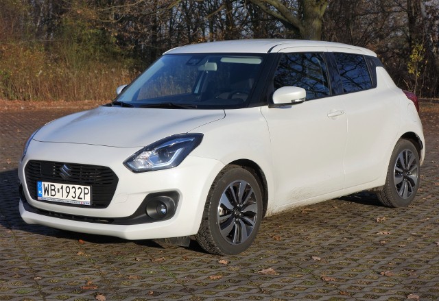 Suzuki Swift 1.0 BoosterJet - testGdyby zapytać pierwszego z brzegu przechodnia o to, jaki zna samochód marki Suzuki to z pewnością odpowiedziałby, że Swifta. Nie może to dziwić wszak - szczególnie po 2004 r., gdy model ten wyładniał, ale zachował rozsądną cenę - jego popularność w Polsce znacząco wzrosła.fot. Ryszard M. Perczak