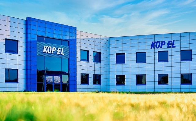 Hurtownie elektryczne Kopel z siedzibą w Toruniu to firma znana dobrze w całym kraju. Artur B. próbował oszukać ją na pół miliona złotych - ustalił sąd. Ale ogłoszony tuż przed Wigilią wyrok nie jest prawomocny.