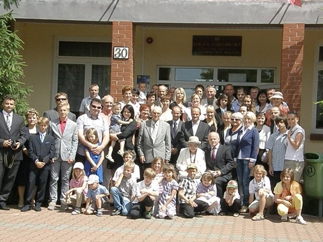 Rodziny Sarnowskich, Szczepaniaków i Gościnnych po mszy w intencji Franciszka Sarnowskiego w kościółku zbudowanym pomiędzy Podmoklami Wielkimi a Małymi