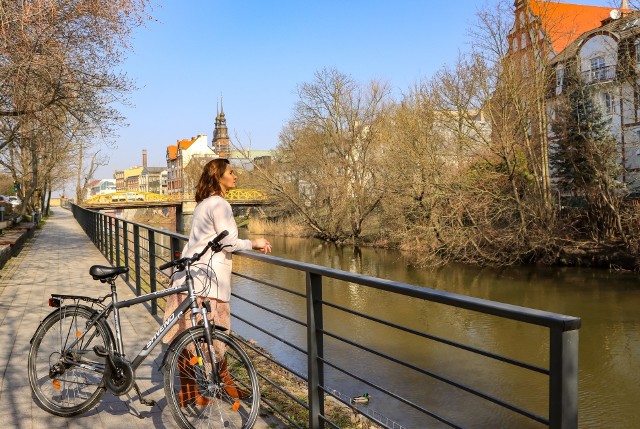 Idea masy krytycznej - ruchu społecznego, polegającego na organizacji przejazdów jak największej grupy rowerzystów - powstała w Stanach Zjednoczonych na początku lat 90. Do Polski dotarła kilka lat później. Kolejno dołączały do niej nowe miasta, w tym Opole.