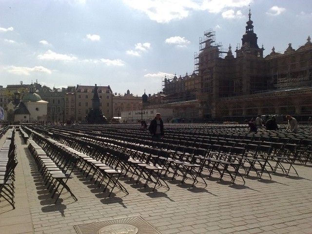 Na krakowskim rynku kończy się właśnie ustawianie krzeseł dla gości jutrzejszej ceremonii