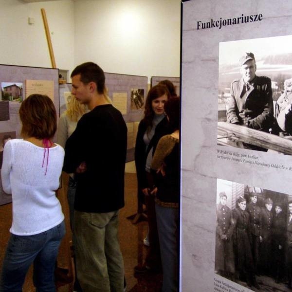 Wystawa ze zdjęciami ubeków i esbeków, zorganizowana przez Instytut pamięci Narodowej w Stalowej Woli.