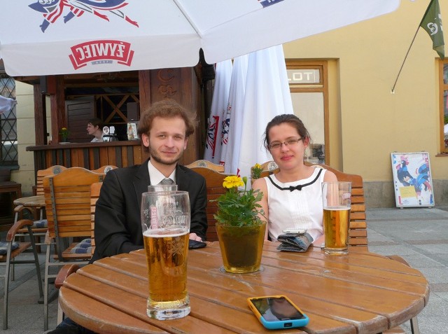 Bartłomiej Polek i Katarzyna Pomykacz z I LO po maturze odpoczywali w kawiarnianym ogródku