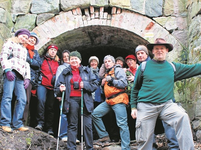 Tadeusz Frymark (w kapeluszu), autor BIT-u, na czele grupy turystów zwiedzających okolice Dolnego Starogrodu w dolinie Wisły. Frymark jest przewodnikiem turystycznym.