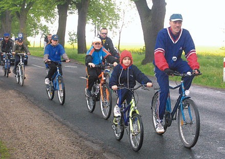 Na wyprawę najlepiej wybrać się w dużej grupie. Na zdjęciu uczestnicy rajdu rowerowego Różanki 2004. Z przodu: Paweł Lawer i ośmioletnia Asia Pietrzak.