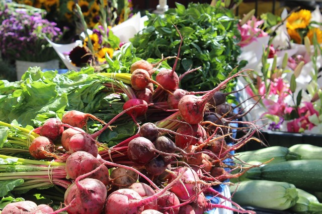 Cudze chwalicie, swego nie znacie… To powiedzenie jak ulał pasuje do produktów określanym mianem superfoods (superżywności). Wiele osób sięga po artykuły spożywcze sprowadzane z zagranicy, gdy tymczasem pod ręką mamy wciąż niedoceniane rodzime produkty. Tak modne ostatnio określenie superfoods (superżywność) to termin marketingowy używany w przypadku żywności pochodzenia naturalnego, bogatej w składniki odżywcze, działającej korzystnie na organizm człowieka i wzmacniające jego odporność na choroby. Na liście znajduje się wiele egzotycznych produktów m.in. dostępne w wielu polskich sklepach nasiona chia, spirulina czy jagody goji. Eksperci od żywienia wskazują, że wiele naszych produktów także zasługuje na to miano i że warto po częściej sięgać. Zobaczmy zatem, jakie produkty są pełne wartościowych składników i które warto wprowadzić do codziennej diety. Zobacz wideo: Superfoods. Produkty o niezwykłych wartościach odżywczych, które poprawią samopoczuciewideo: x-news