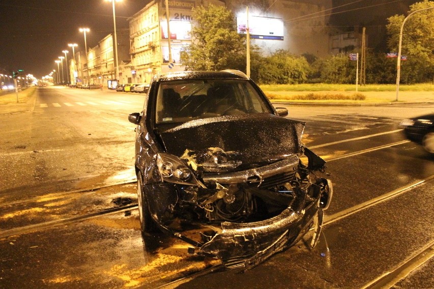 Wypadek na Piłsudskiego. W zderzeniu busa z osobówką ranne 3 osoby [ZDJĘCIA+FILM]