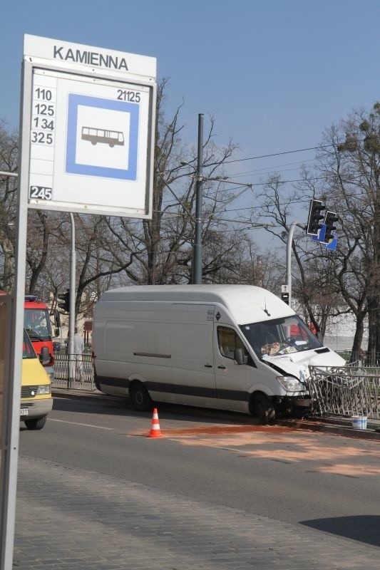 Wypadek na skrzyżowaniu Kamiennej i Bardzkiej. Bus wjechał w przystanek tramwajowy