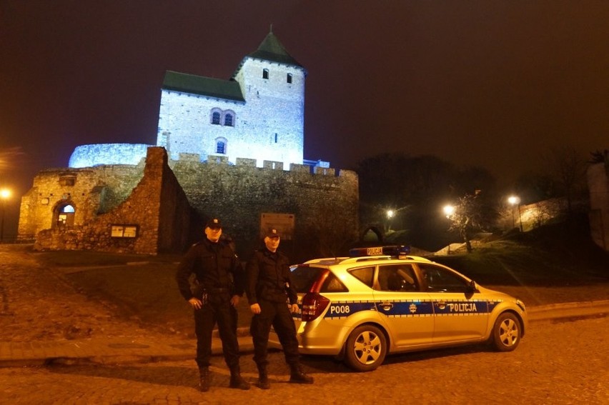 Nocny patrol policjantów po ulicach Będzina [WIDEO]
