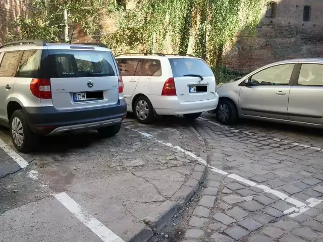 Parking płatny przy ul. Cieszyńskiego obok Arsenału Miejskiego