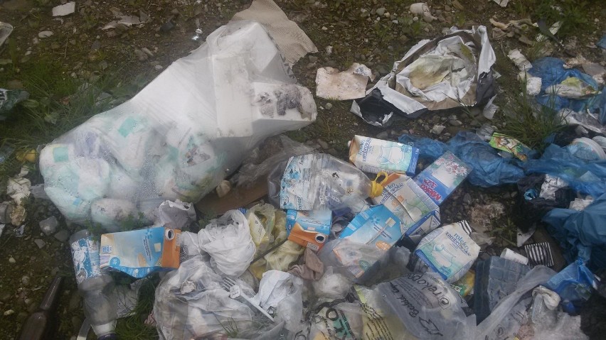 Potężne dzikie wysypisko śmieci powstaje na brzegu Jeziora Żywieckiego ZDJĘCIA