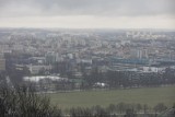 Smog znów dusi Kraków. Winne zanieczyszczenia z obwarzanka, diesle, ale też wyżowa pogoda. Walka o czyste powietrze trwa