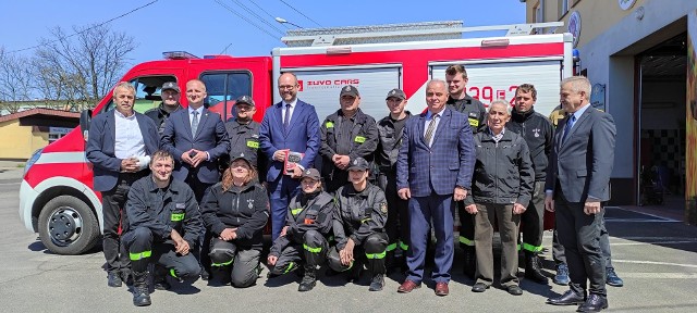 Pamiątkowe zdjęcie ministra Marcina Przydacza ze strażakami. Na kolejnych zdjęciach zobaczcie wizytę przy pomniku powstańców styczniowych, w kościele i przedszkolu