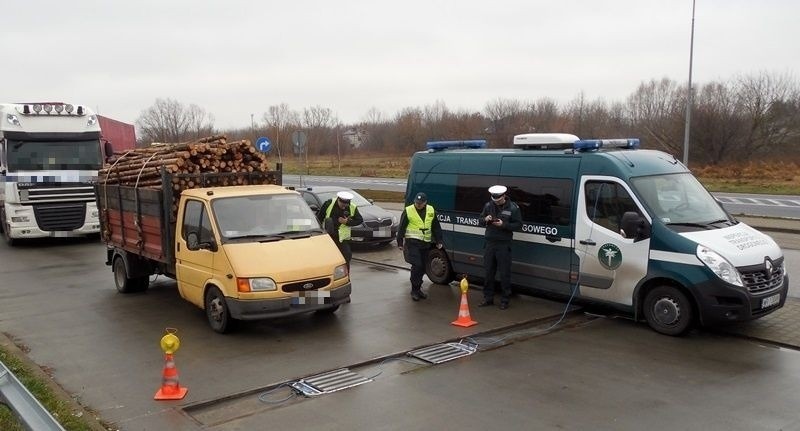 Po kontrolach posypały się mandaty od inspektorów transportu drogowego. Ciężarówki były za ciężkie, albo ładunek był źle zabezpieczony