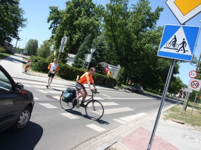 Skręcając w prawo z głównej drogi pamiętaj o przepuszczeniu rowerzysty. Szczególnie, kiedy jest na ścieżce rowerowej.