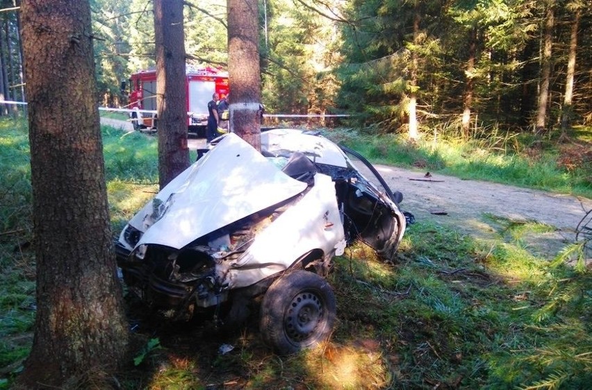 Trasa Grudki - Czerlonka. Tragiczny wypadek. Lanos uderzył w drzewo (zdjęcia)