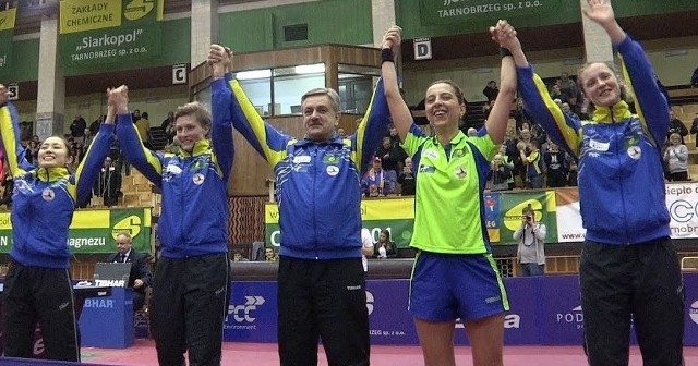 Najlepsza drużyna naszego kraju, od lewej: Li Qian, Wiktoria Pawłowicz, trener Zbigniew Nęcek, Elizabeta Samara oraz Kinga Stefańska.