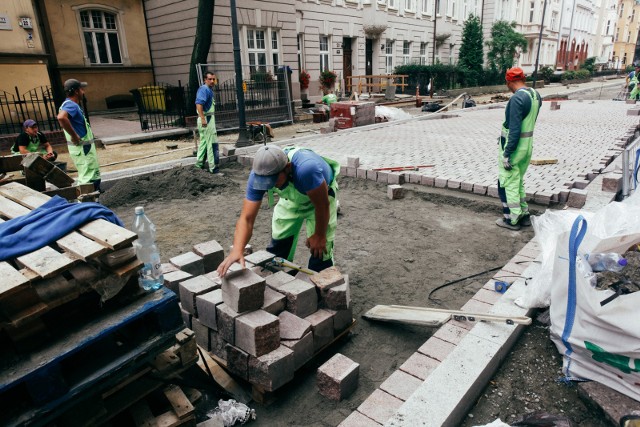 Urlopy powinny być udzielane zgodnie z planem urlopów. Plan taki ustala pracodawca, biorąc pod uwagę wnioski pracowników i konieczność zapewnienia normalnego toku pracy.