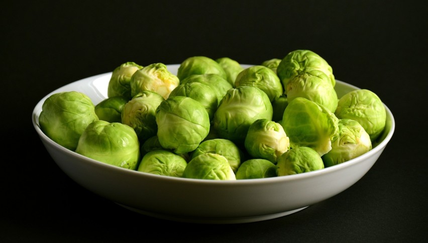 Brukselka to niskolaloryczne warzywo – w 100 gramach...