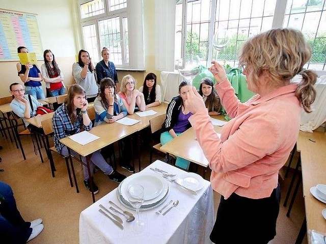 Sylwia Milczewska, nauczycielka przedmiotów zawodowych prezentowała, w jaki sposób nakrywa się stół i do czego służą różne rodzaje sztućców oraz zastawy